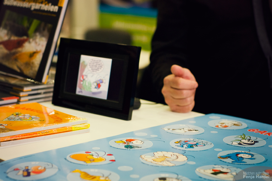 In einem digitalen Bilderrahmen am Dähne-Stand konnten die Garnelen-Cartoons in einer Slideshow angeschaut werden. In einem digitalen Bilderrahmen am Dähne-Stand konnten die Garnelen-Cartoons in einer Slideshow angeschaut werden.