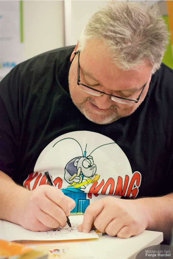Thoddy signiert seine Garnelen-Cocktail Bücher auf der Heimtiermesse 2012 in Hannover. Auf dem T-Shirt ist einer der Protagonisten aus dem Buch angebildet: Die Neuinterpretation der King-Kong-Garnele. Thoddy signiert seine Garnelen-Cocktail Bücher auf der Heimtiermesse 2012 in Hannover. Auf dem T-Shirt ist einer der Protagonisten aus dem Buch angebildet: Die Neuinterpretation der King-Kong-Garnele.