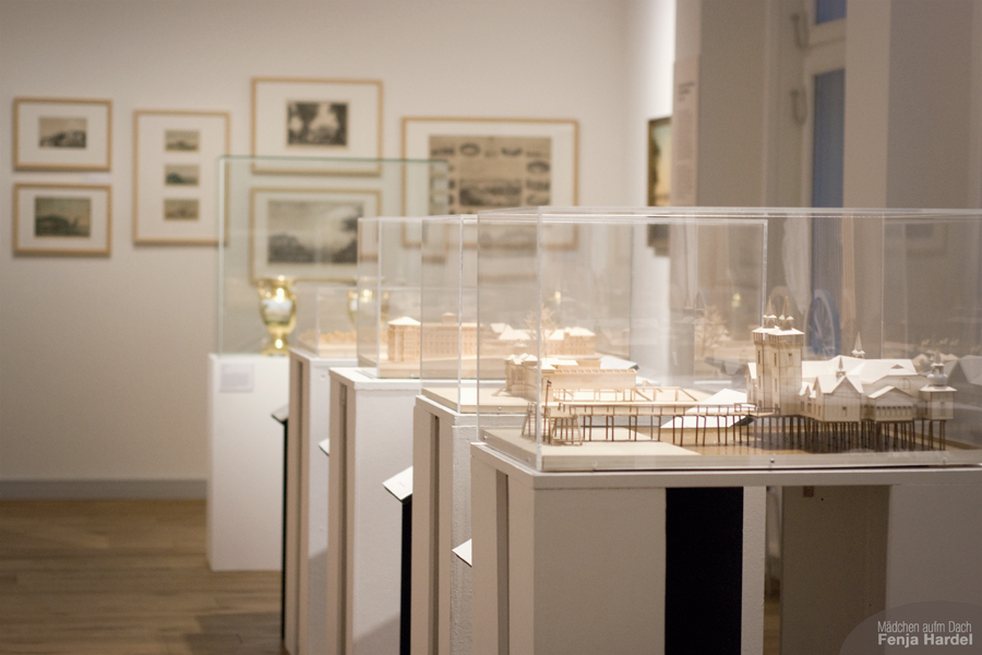 Der Themenraum über „Kiel” und andere Seebäder in der Ausstellung „Balnea. Architektur des Bades.” im Stadtmuseum Kiel Der Themenraum über „Kiel” und andere Seebäder in der Ausstellung „Balnea. Architektur des Bades.” im Stadtmuseum Kiel